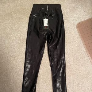 Black peloton show up digital foil leggings xs